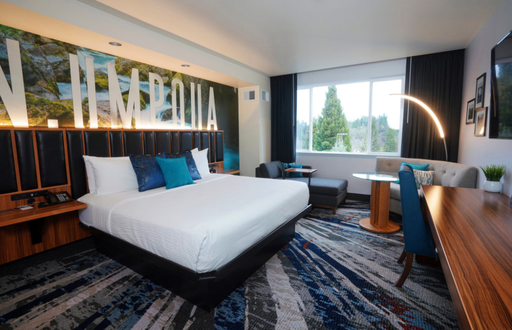 A queen bed hotel room at Seven Feathers